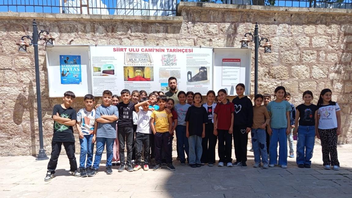 Değerler eğitimi kapsamında öğrencilerle Ulu Cami ziyareti gerçekleştirildi.
